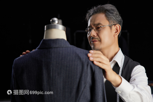 中年服裝設(shè)計(jì)師調(diào)整服裝版型